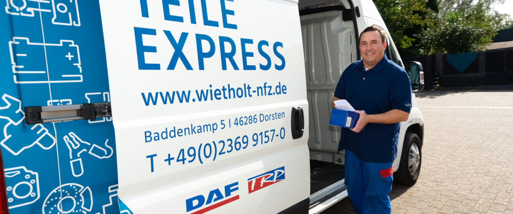 Mitarbeiter Wietholt Nfz neben Teile Express Lieferauto