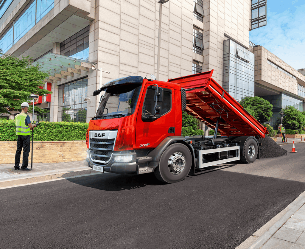 DAF XFC XDC Flachbett und Kran